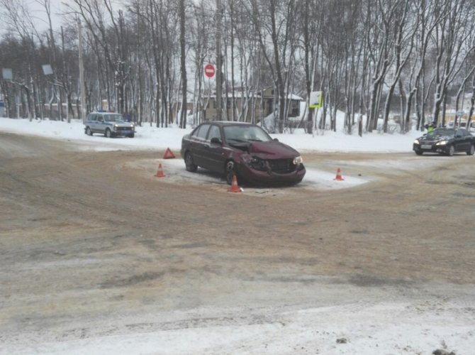 В Смоленске после ДТП маршрутка врезалась в столб (4).jpg