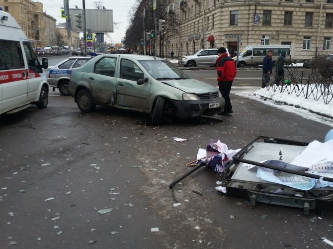 На Стачек в Петербурге легковушка снесла остановку с женщиной (2).jpg