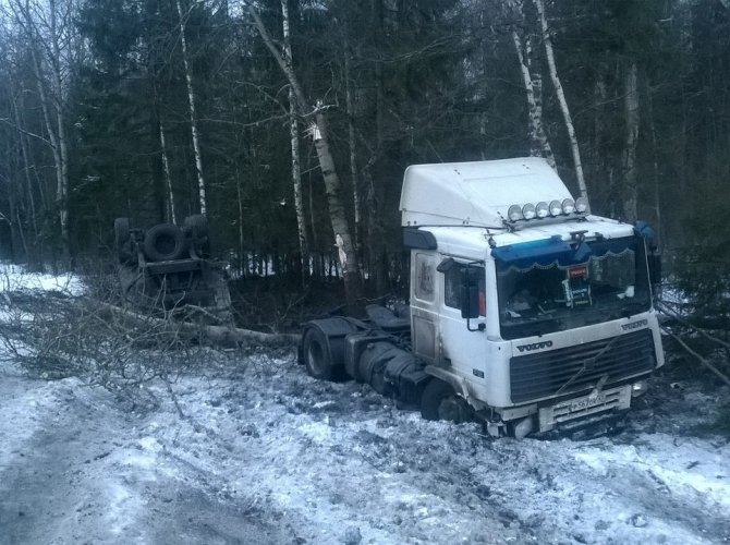 В Тосненском районе столкнулись легковушка и грузовик (4).jpg