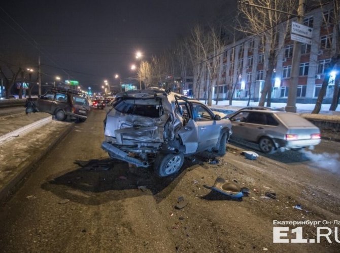 В Екатеринбурге после массового ДТП водитель фуры пытался скрыться (2).jpg