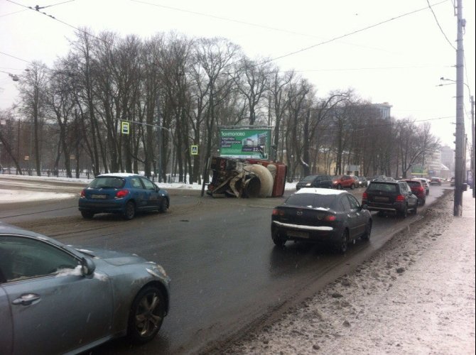 В Петербурге перевернулась бетономешалка (6).jpg
