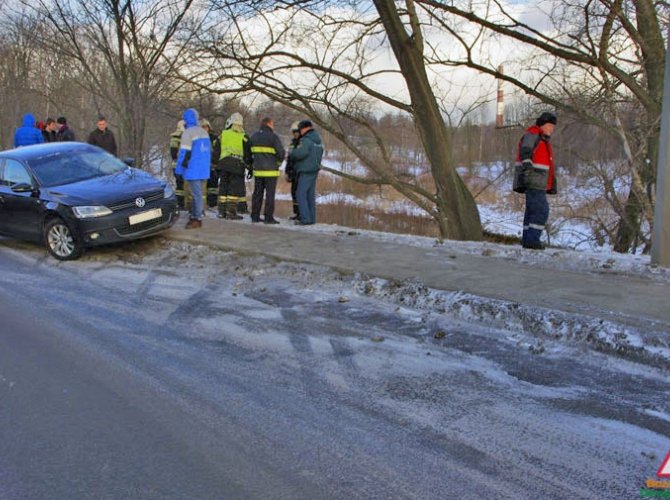 В Петербурге машина упала в реку Мурзинку (9).jpg