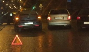 Две легковушки навалились друг на друга на Старопетергофском проспекте