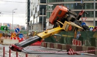 Автокран упал на проезжую часть в Москве