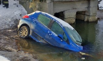 В Петербурге машина упала в реку Мурзинку