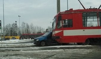 В Петербурге трамвай протаранил автомобиль