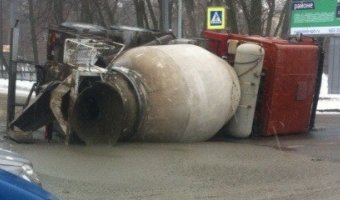 В Петербурге перевернулась бетономешалка