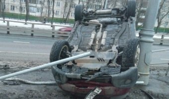 В Москве перевернулась машина