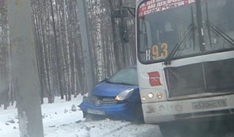 Nissan Note вылетел с дороги на обочину на проспекте Испытателей