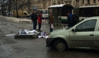 На Стачек в Петербурге легковушка снесла остановку с женщиной