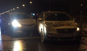 Водитель Toyota Corolla врезался в стоящий на светофоре Volkswagen
