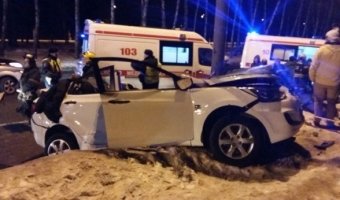 После ДТП на Воробьевых горах водителя зажало в искореженном автомобиле