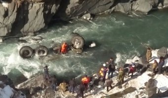 Завершились поисково-спасательные операции на месте падения грузовика в реку в Дагестане