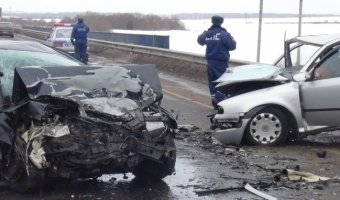 Под Вологдой при столкновении двух универсалов погиб человек