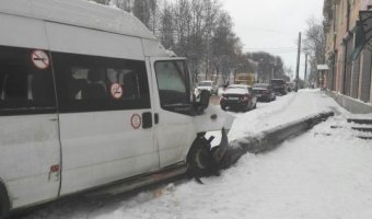 В Смоленске после ДТП маршрутка врезалась в столб: есть пострадавшие