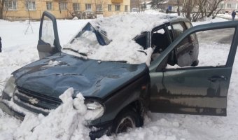 Водитель Chevrolet Niva получил сотрясение мозга от падения снега в Томске