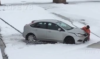 В Фонтанку упал автомобиль