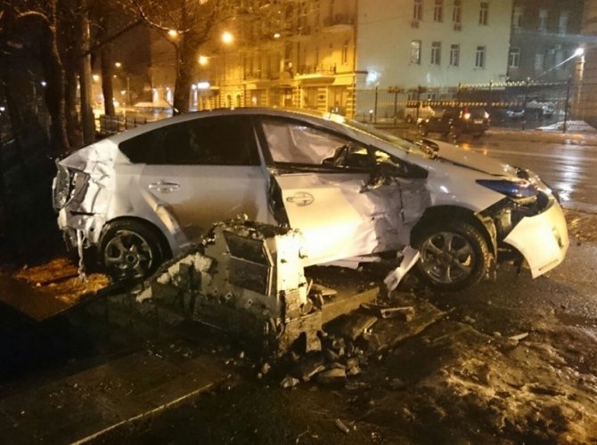 Во Владивостоке Toyota врезалась в ограждение (3).jpg