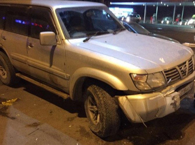 Во Владивостоке водитель Toyota Crown снес забор, повредив внедорожик