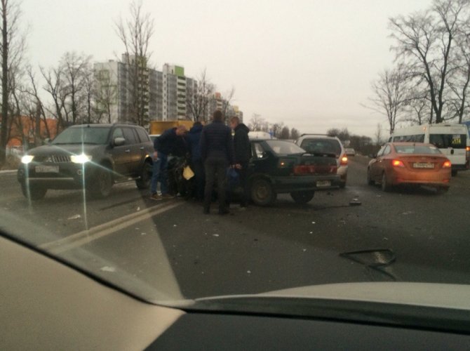 После ДТП на Московском шоссе водителя зажало в машине (3).jpg