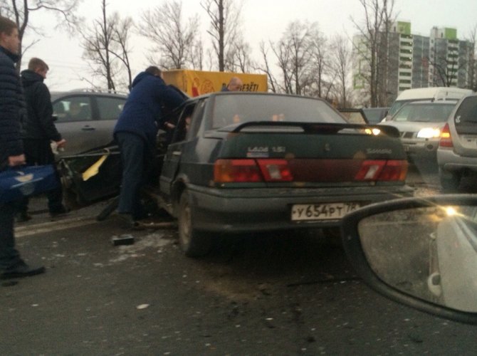 После ДТП на Московском шоссе водителя зажало в машине (2).jpg