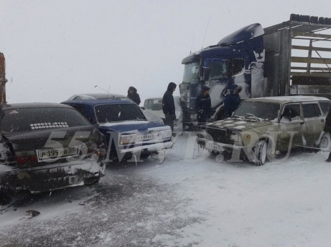 Под Омском столкнулись 17 автомобилей (3).jpg