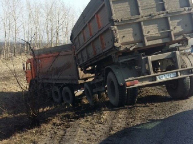 При столкновении КамАЗа и ВАЗа под Воронежем погибли два человека (6).jpg