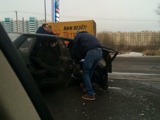 После ДТП на Московском шоссе водителя зажало в машине (1).jpg