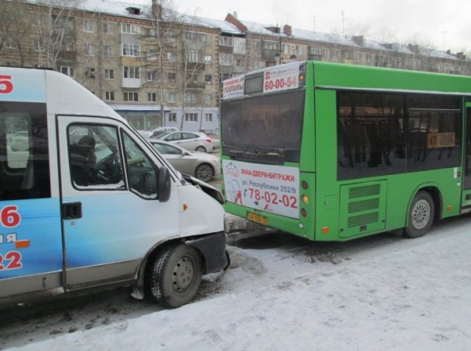 В Тюмени в карету «скорой помощи», приехавшей на ДТП, врезался автобус