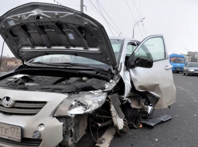 В Москве погиб водитель Toyota Supra после столкновения с деревом (1).jpg