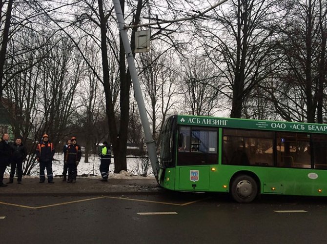 В Минске рейсовый автобус врезался в столб