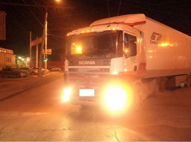 ГИБДД Екатеринбурга ищет свидетелей наезда грузовика Scania на пешехода 2 марта (2).jpg