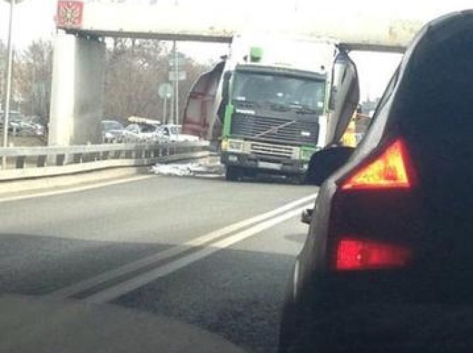 В Москве грузовик проломил бетонную эстакаду 1.jpg