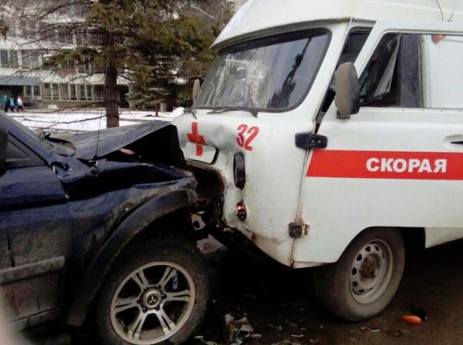 В Ульяновске джип протаранил «скорую помощь» - пострадали медики.jpg