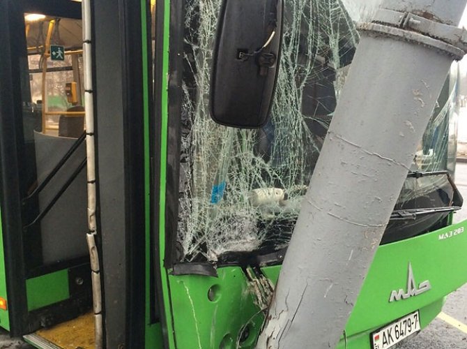 В Минске рейсовый автобус врезался в столб