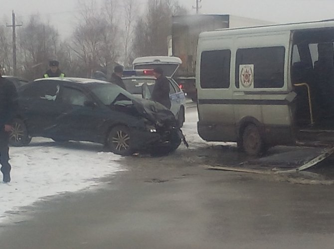 В Брянске у попавшей в ДТП маршрутки отлетели двери