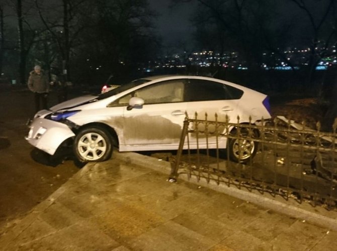 Во Владивостоке Toyota врезалась в ограждение (2).jpg
