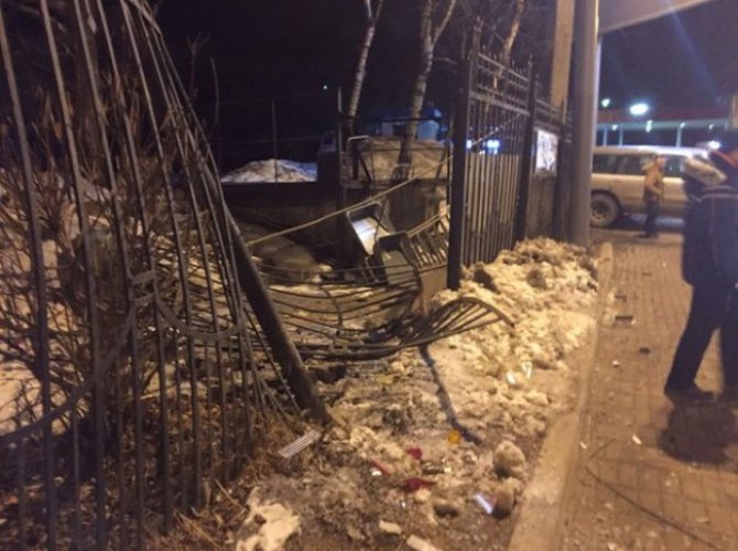 Во Владивостоке водитель Toyota Crown снес забор, повредив внедорожик