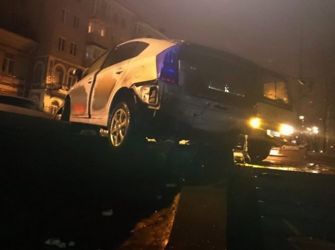 Во Владивостоке Toyota врезалась в ограждение (1).jpg