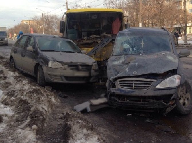 В ДТП в Самаре с маршруткой пострадали восемь человек (2).jpg