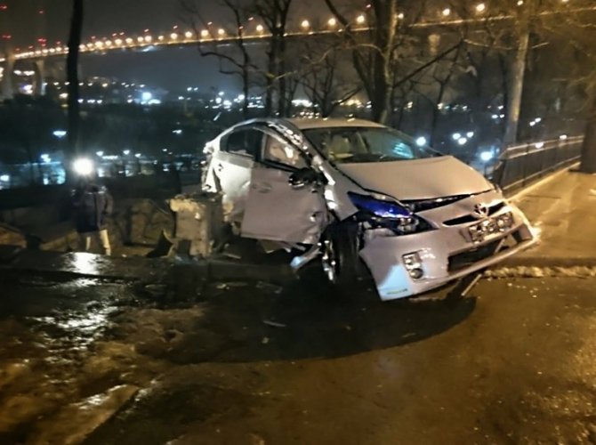Во Владивостоке Toyota врезалась в ограждение (4).jpg