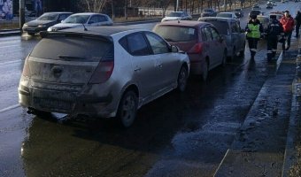 В Красноярске столкнулись четыре автомобиля из-за грязи