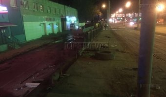 В Москве КамАЗ рухнул с дорожной эстакады