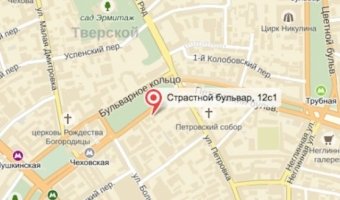 Иномарка в Москве сбила пешехода и врезалась в дом