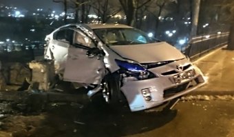 Во Владивостоке Toyota врезалась в ограждение