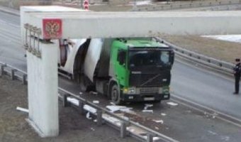 В Москве грузовик проломил бетонную эстакаду