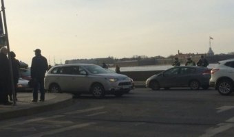 На Дворцовой набережной в Петербурге сбили двух пешеходов