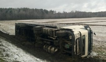 В Пинском районе опрокинулась фура