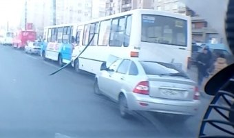 Lada врезалась в маршрутку на Коллонтай