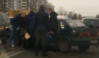 После ДТП на Московском шоссе водителя зажало в машине